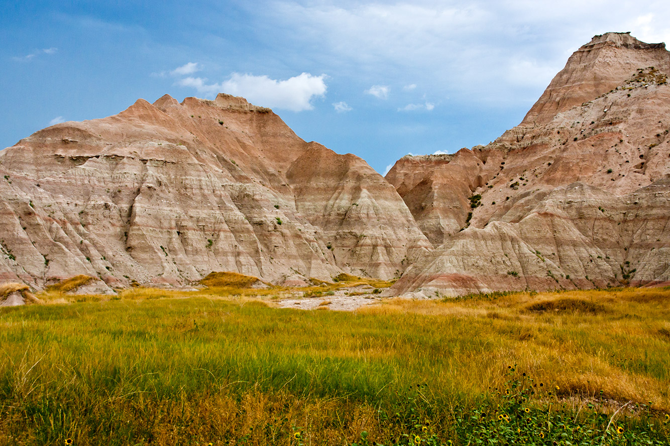 storm_clouds_at_the_badlands_national_park_in_south_dakota__us.jpg