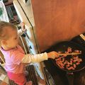 Kis kukta #segítségem #apávalfőzünk #bacon #léna #cukiság #konyhatunder #mik
