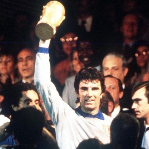 dino_zoff_holds_aloft_the_world_cup_in_1982.jpeg