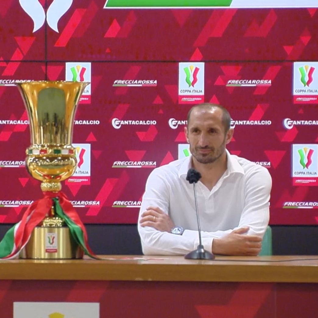 chiellini_with_the_cup.jpg