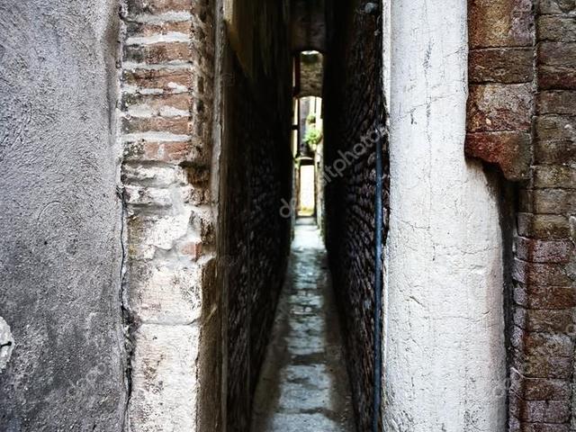 Calle Varisco, a legkeskenyebb sikátor Velencében