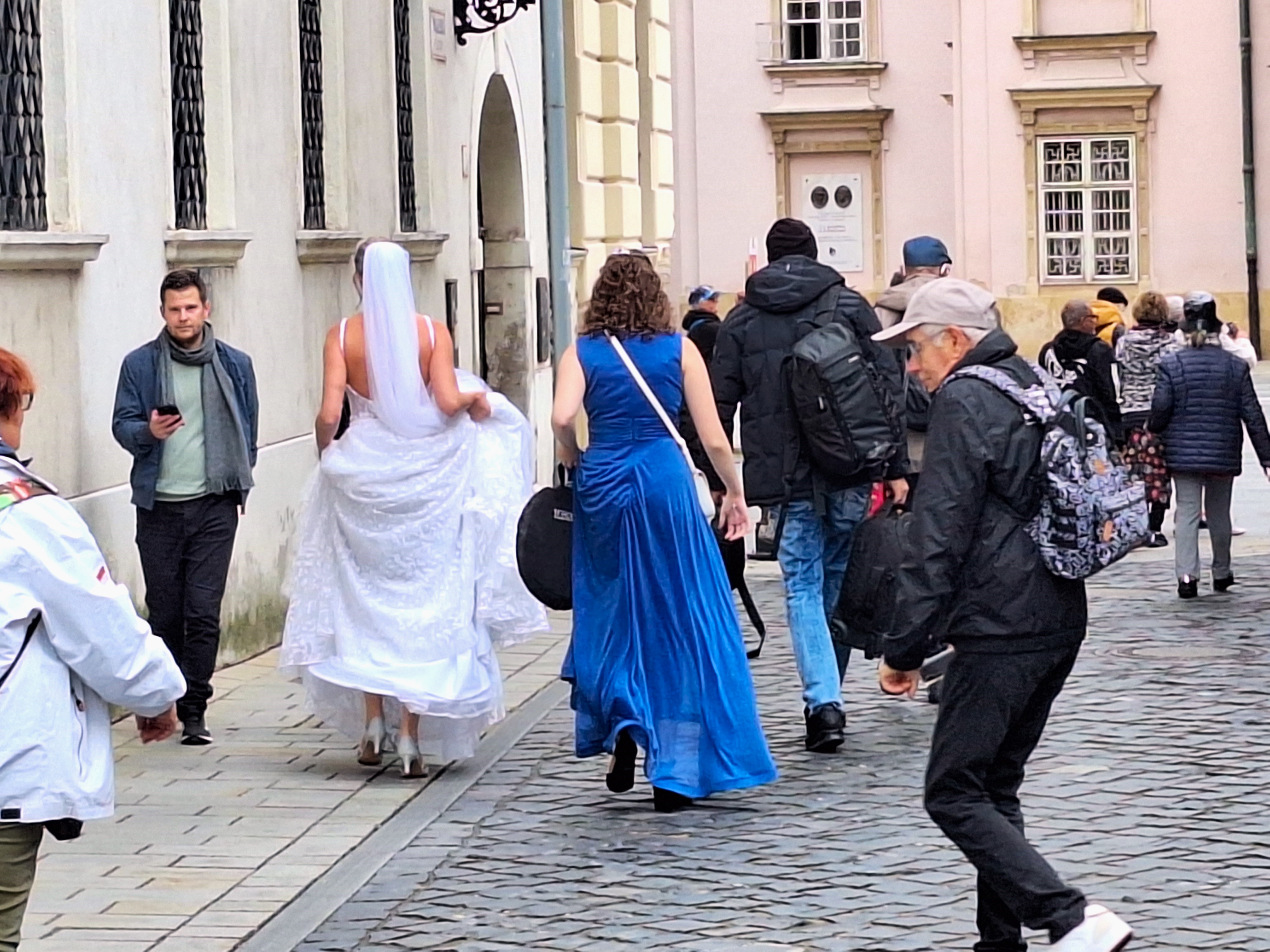 11_a_kozepkori_belvarosban_gyakran_latni_menyasszonyt.jpg
