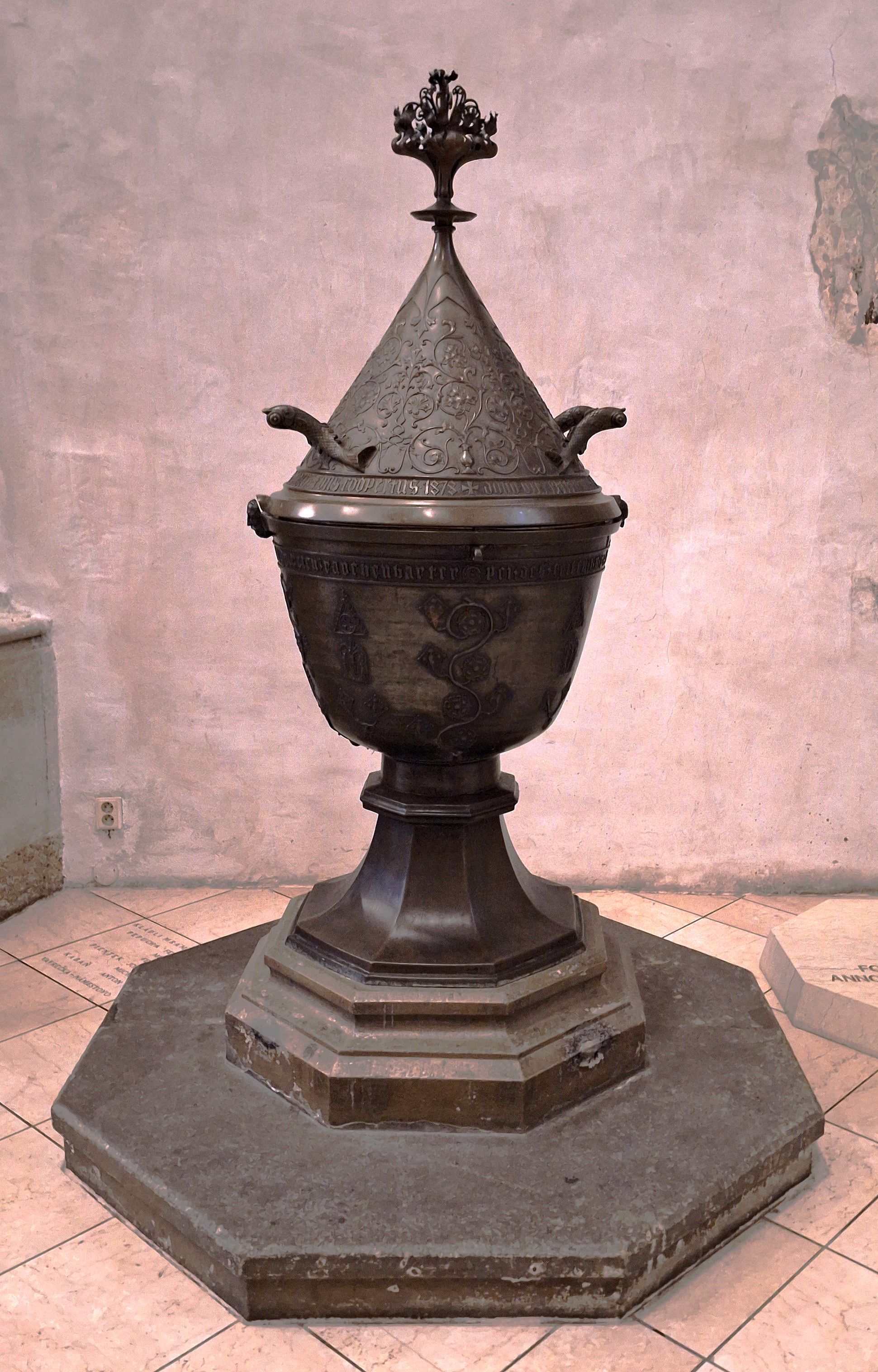 20250314_bronz_keresztelo_medence_1409_fedel_1878.jpg
