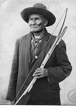 geronimo_ijaval_es_nyilvesszoivel_1904.jpg