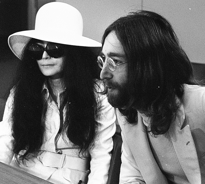 john_lennon_en_echtgenote_yoko_ono_vertrekken_van_schiphol_naar_wenen_in_de_vert_bestanddeelnr_922-2496_cropped.jpg