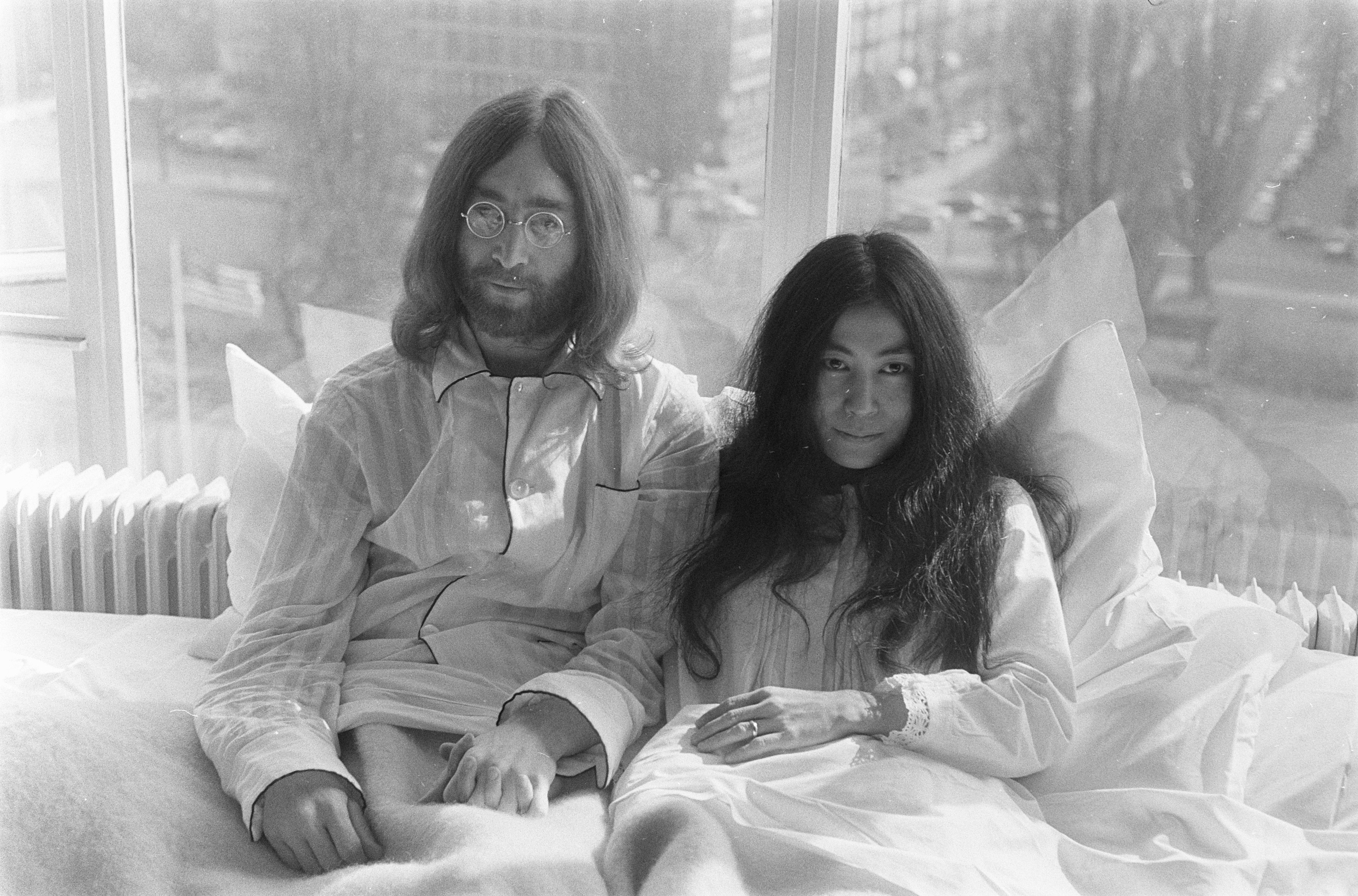 john_lennon_en_zijn_echtgenote_yoko_ono_op_huwelijksreis_in_amsterdam_john_lenn_bestanddeelnr_922-2305.jpg