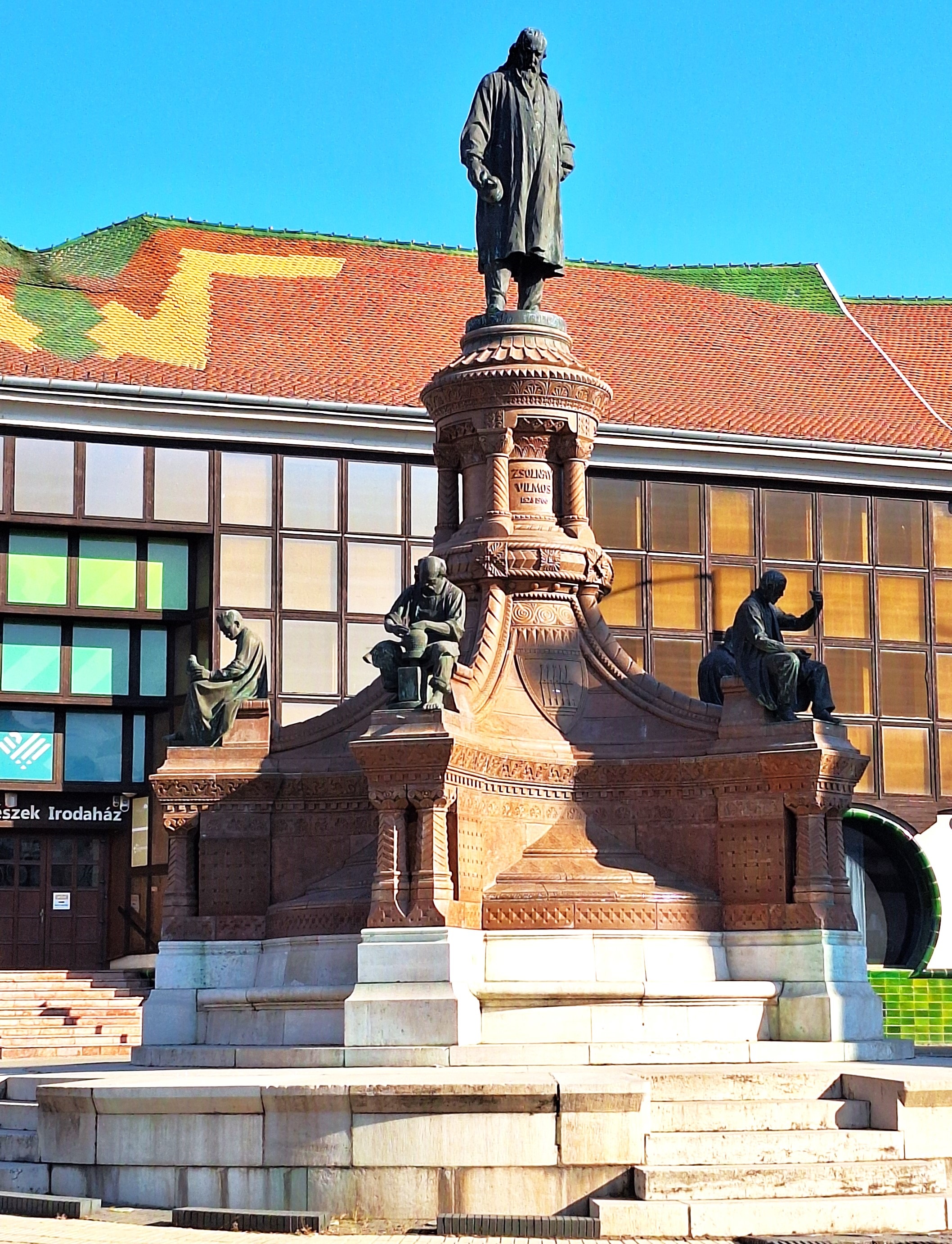 zsolnay-szobor_1.jpg