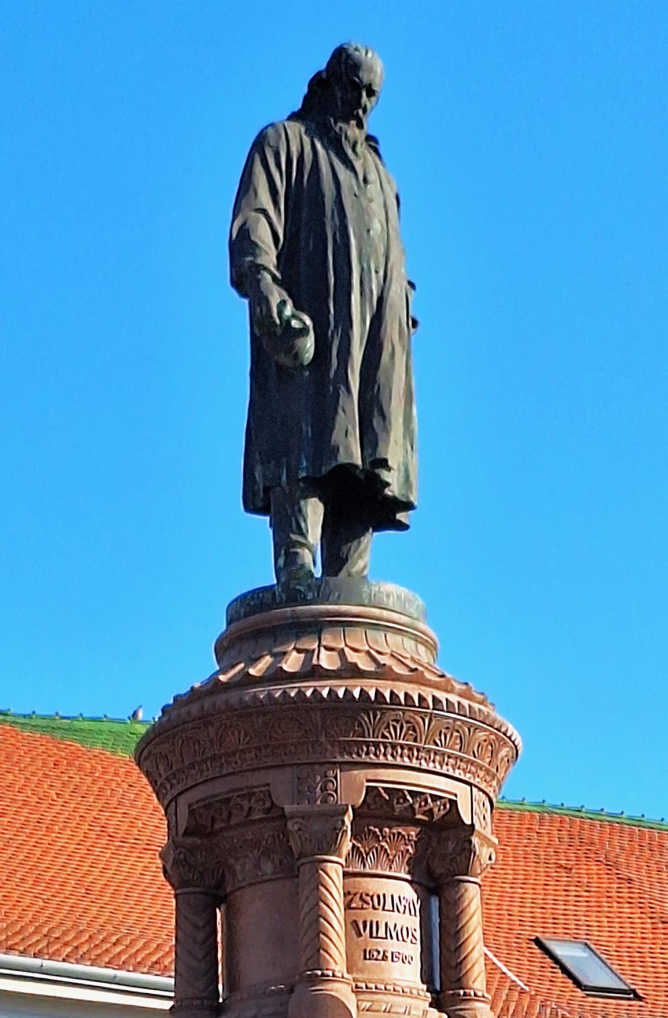 zsolnay-szobor_3.jpg