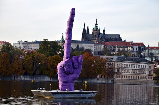 640px-gesto_david_ern_socha_21_10_2013_praha.jpg