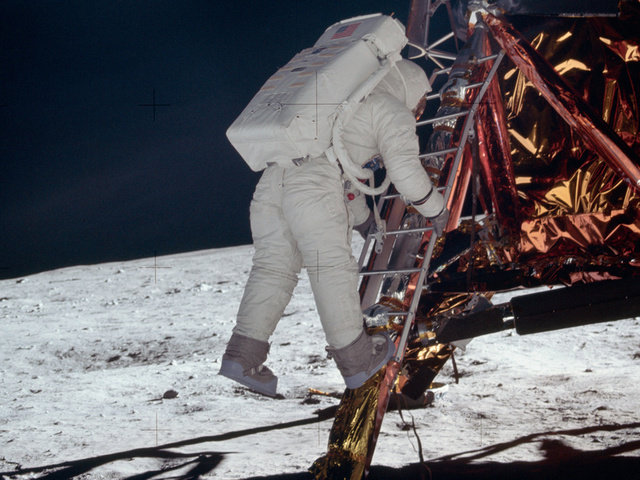 Még mindig a Hold körül keringhet az Apollo 11 felszállóegysége