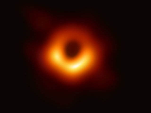 Eseményhorizont, százmillió dolláros holdkráter és Elon Musk nagy madara