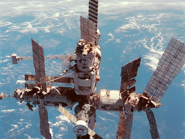 Magyar gyerekek kérdezték a Mir űrállomás kozmonautáit