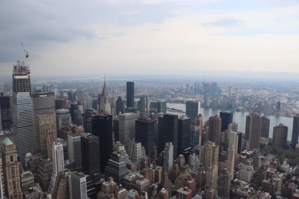 Kilátás az Empire State Buildingről, a távolban ott a pikkelyes Chrysler Building