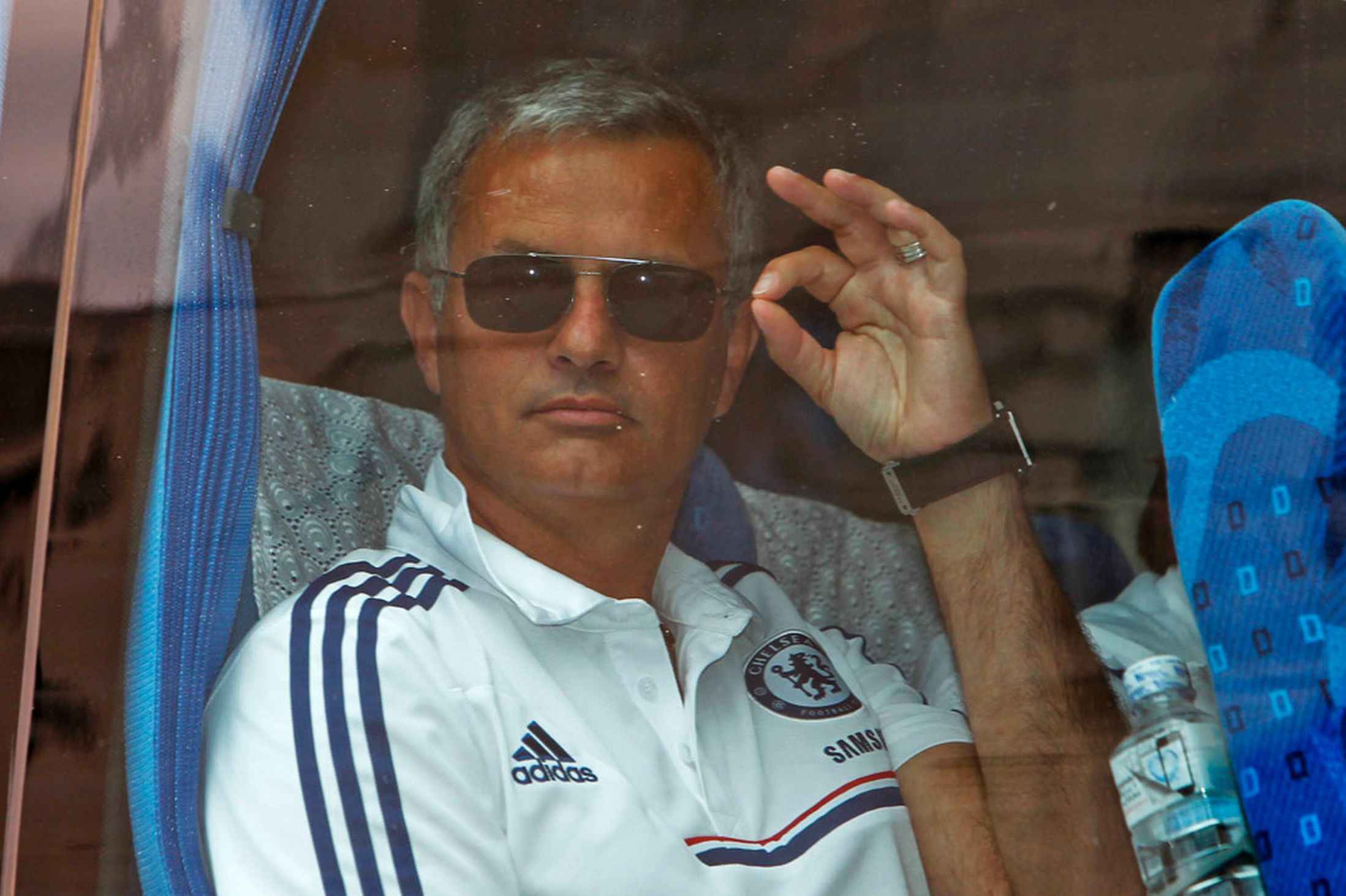 jose-mourinho-gestures-as-he-arrives-at-bangkok-suvarnabhumi-airport-2046440.jpg