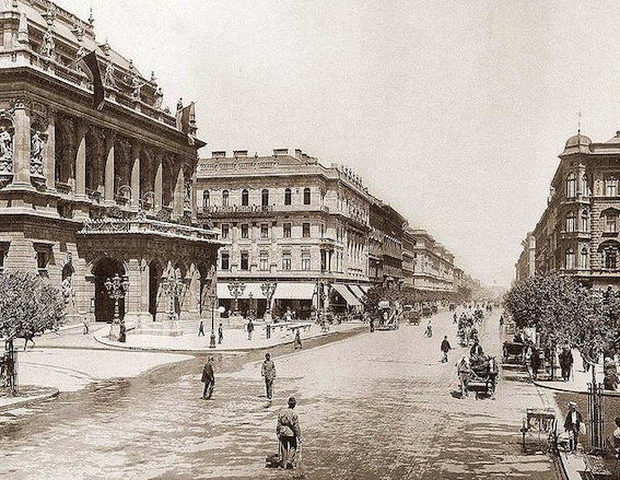 775px-Andrássy_út_Budapest_1896.jpg
