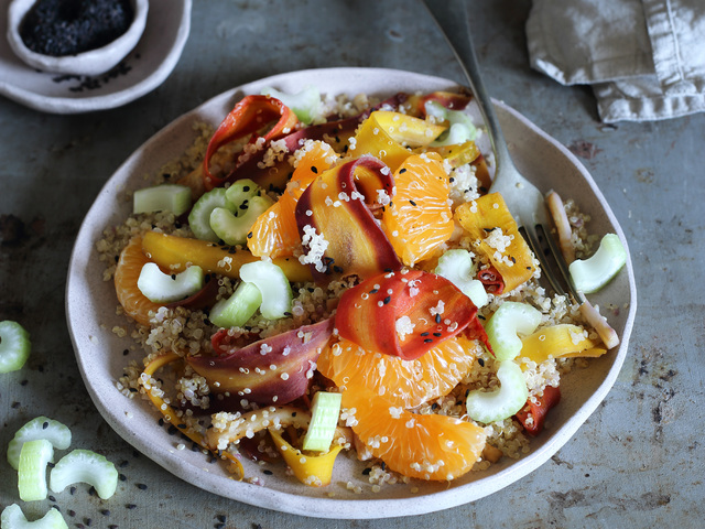 Színes zöldséges-narancsos quinoa