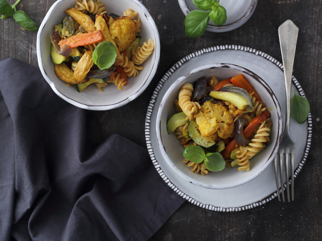 Sült zöldségek tésztával, curryvel