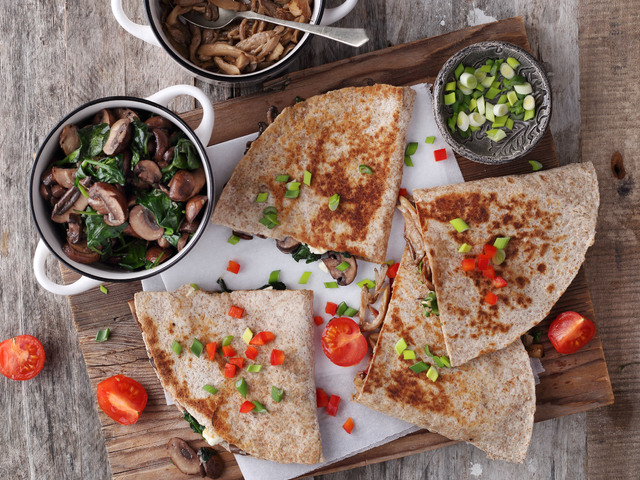 Tépett laska és spenótos csiperke quesadilla