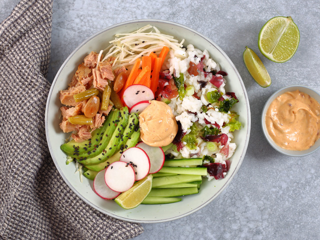 Sushi bowl algapehellyel, csípős öntettel