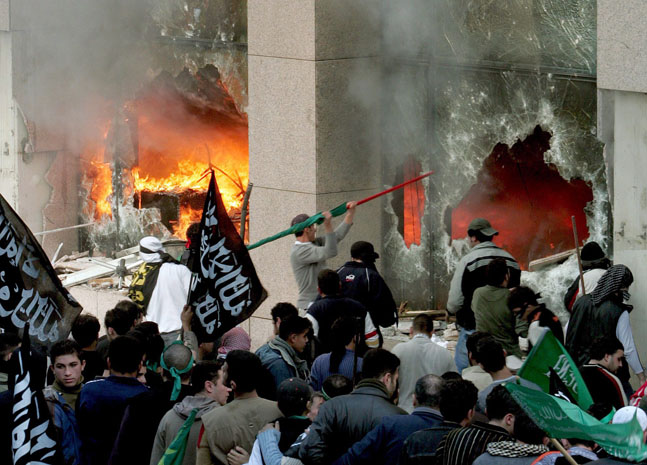 2006 Bejrút: muzulmánok méltatlankodnak a dán nagykövetség épülete előtt