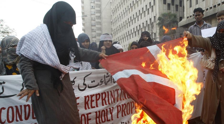 2006 Bejrút: muzulmánok méltatlankodnak a dán nagykövetség épülete előtt