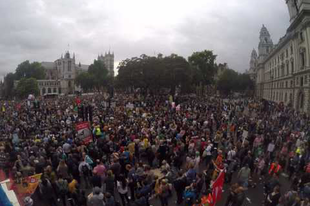 Negyedmillióan demonstráltak a megszorítások ellen