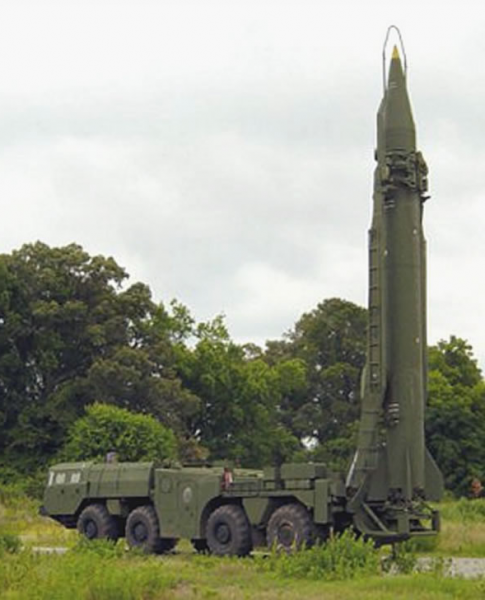 scud-b-missile-erected-from-its-transporter-launcher-prior-to-deployment_-defenceupdate-485x600.png