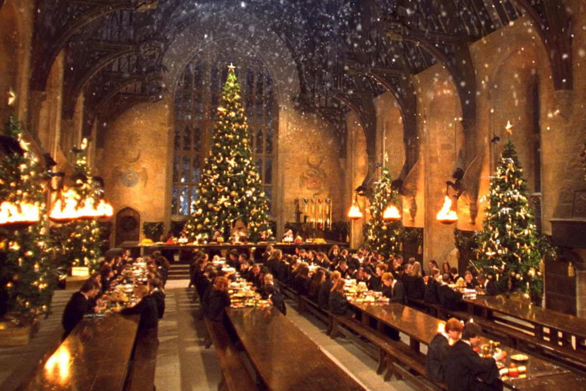 harry-potter-christmas-dinner-great-hall-pic.webp