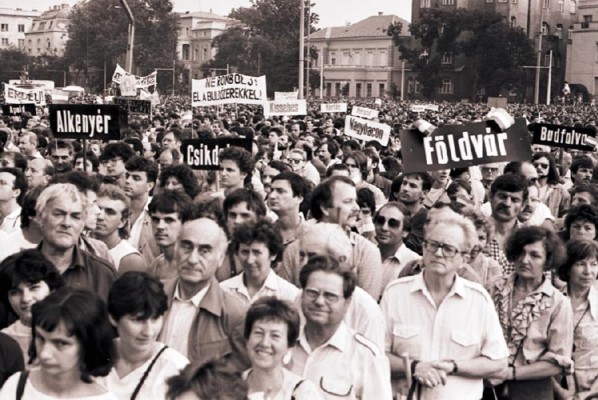 tuntetes_a_romaniai_falurombolas_ellen_budapest_1988_junius_26.jpg