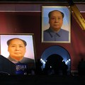 Ünnepek előtt még gyorsan lecserélték a 1,5 tonnás Mao portrét a Tiananmen téren