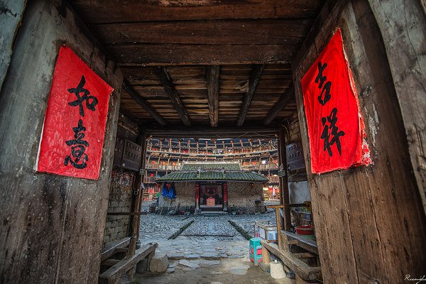 600x400xBeautiful-and-Amazing-Photos-Fujian-Tulou-One-day-Tour-door.jpg.pagespeed.ic.Gc2kTh8jpl.jpg