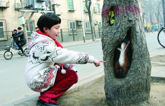 Hollow-tree-paintings-in-Beijing-2.jpg