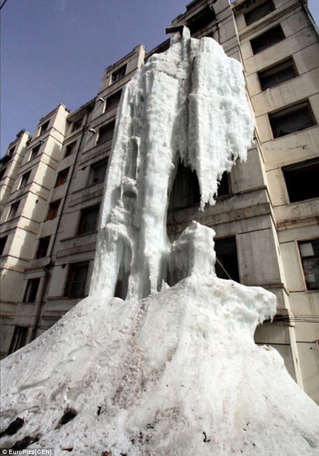 JilinManMadeFrozenWaterfall2.jpg