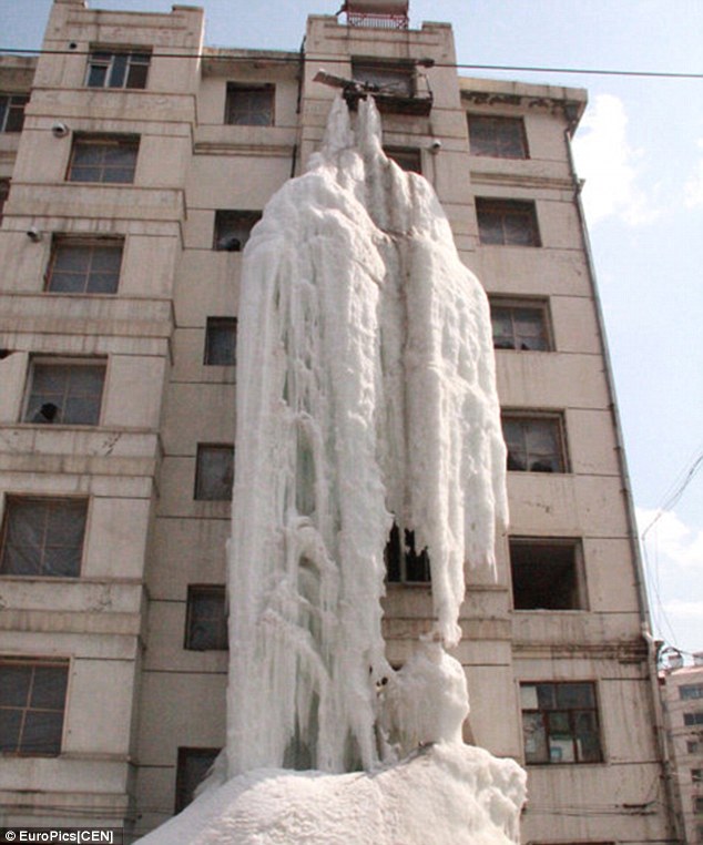 JilinManMadeFrozenWaterfall3.jpg