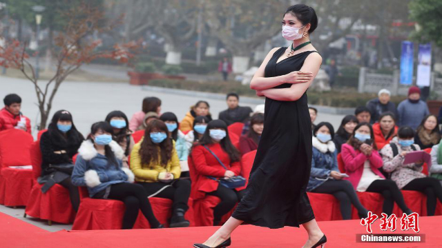Kína-szmog-divatbemutató1.jpg