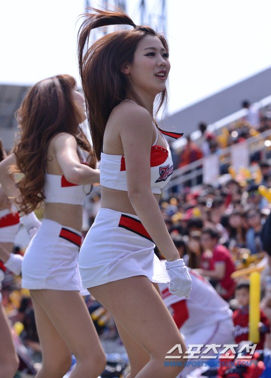 Koreai-baseball-mazsorettek-11.jpg