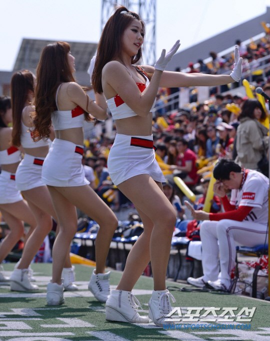 Koreai-baseball-mazsorettek-12.jpg