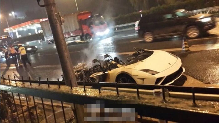 Lamborghini-burns-in-Beijing-4.jpg