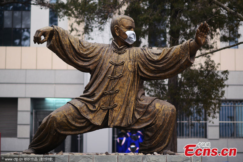 Peking-Egyetem-szobrok-maszkban-1.jpg