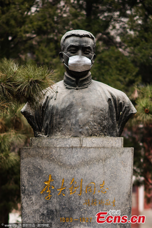 Peking-Egyetem-szobrok-maszkban-3.jpg