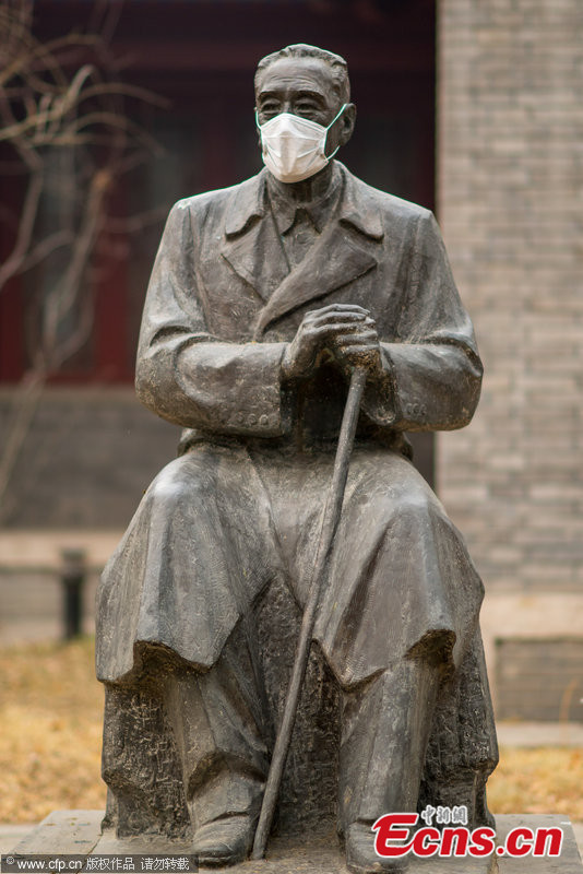 Peking-Egyetem-szobrok-maszkban-4.jpg