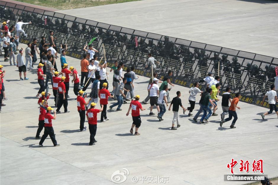 Pekingi-rendőrség-gyakorlatozik-10.jpg
