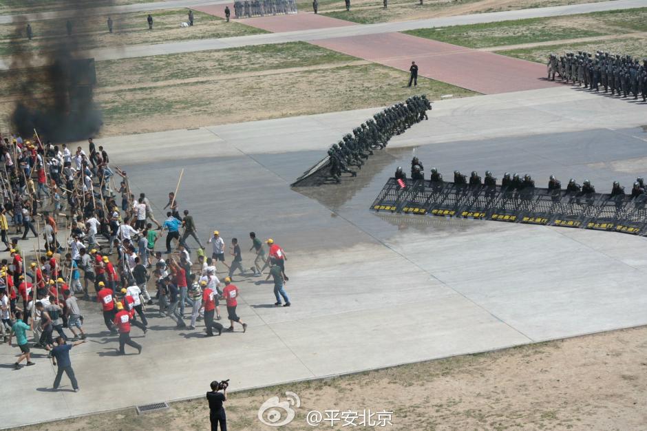 Pekingi-rendőrség-gyakorlatozik-11.jpg