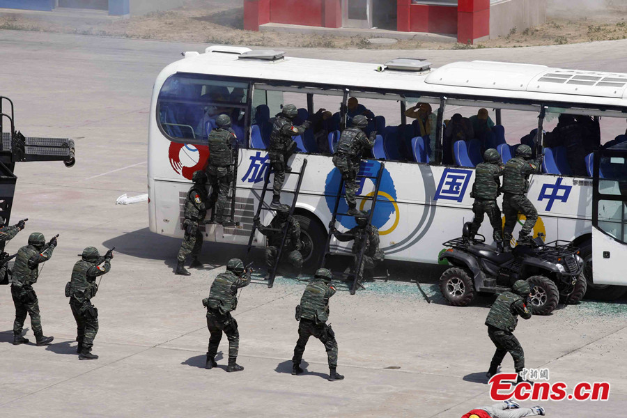 Pekingi-rendőrség-gyakorlatozik-20.jpg