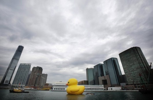 Rubber-duck-in-Hong-Kongs-Victoria-Harbor-530x347.jpg