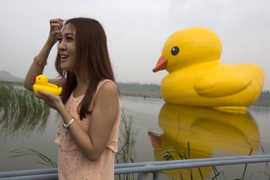 Rubber-duck-looks-sad-in-Beijing-5-530x353.jpg