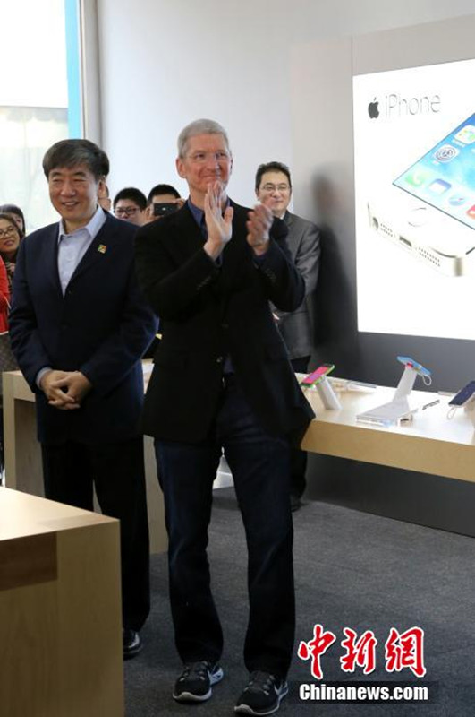 Tim-Cook-Peking-Apple-Storeban-2.jpg