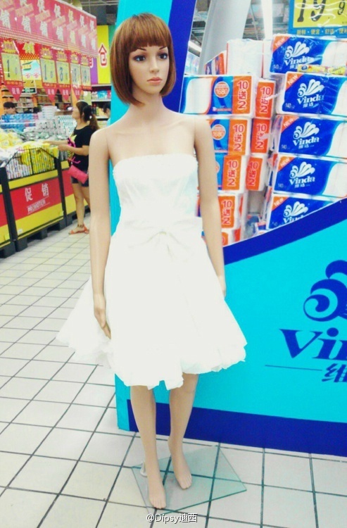 Tissues-Dress-is-the-Most-Gorgeous-Look-These-Pictures-s.jpg