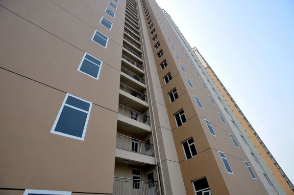 china-qingdao-painted-windows-on-residential-high-rise-apartment-building-01-600x399.jpg