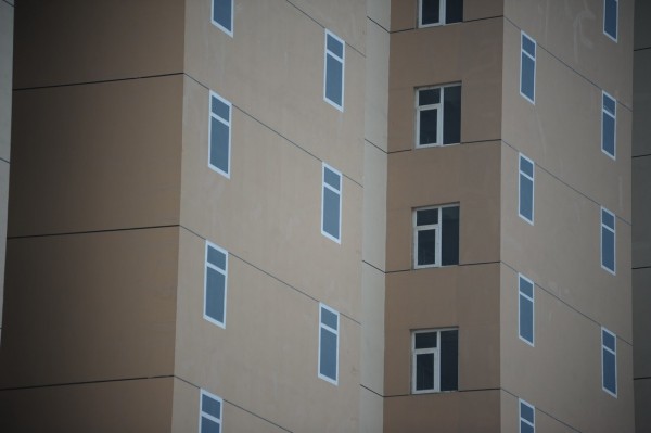 china-qingdao-painted-windows-on-residential-high-rise-apartment-building-06-600x399.jpg